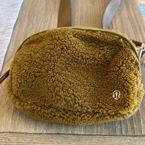 Lululemon Everywhere Belt Bag - Fleece - Burnt Caramel